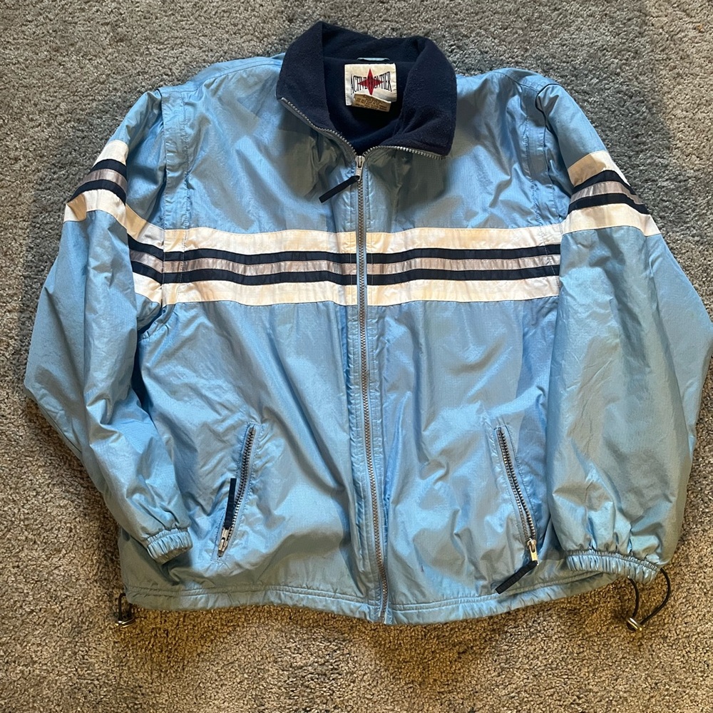 90s retro windbreaker with nice soft interior perfect for the cold weather
